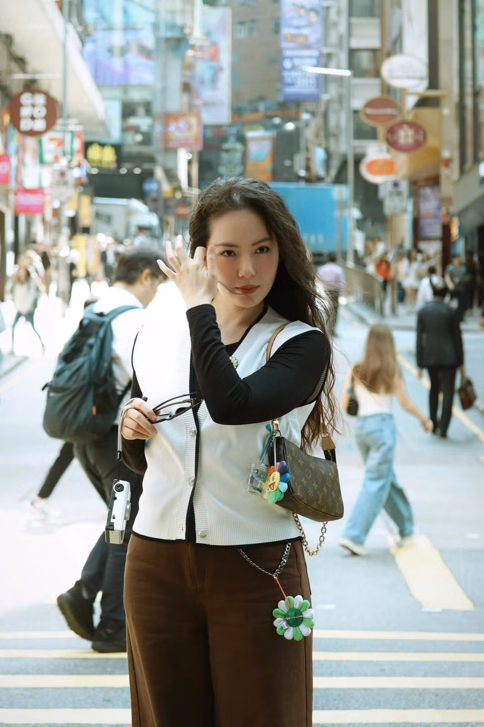 Ca sĩ Phương Linh chụp ảnh đầy thần thái trên đường phố Hong Kông. Ảnh: FB Tran Phuong Linh