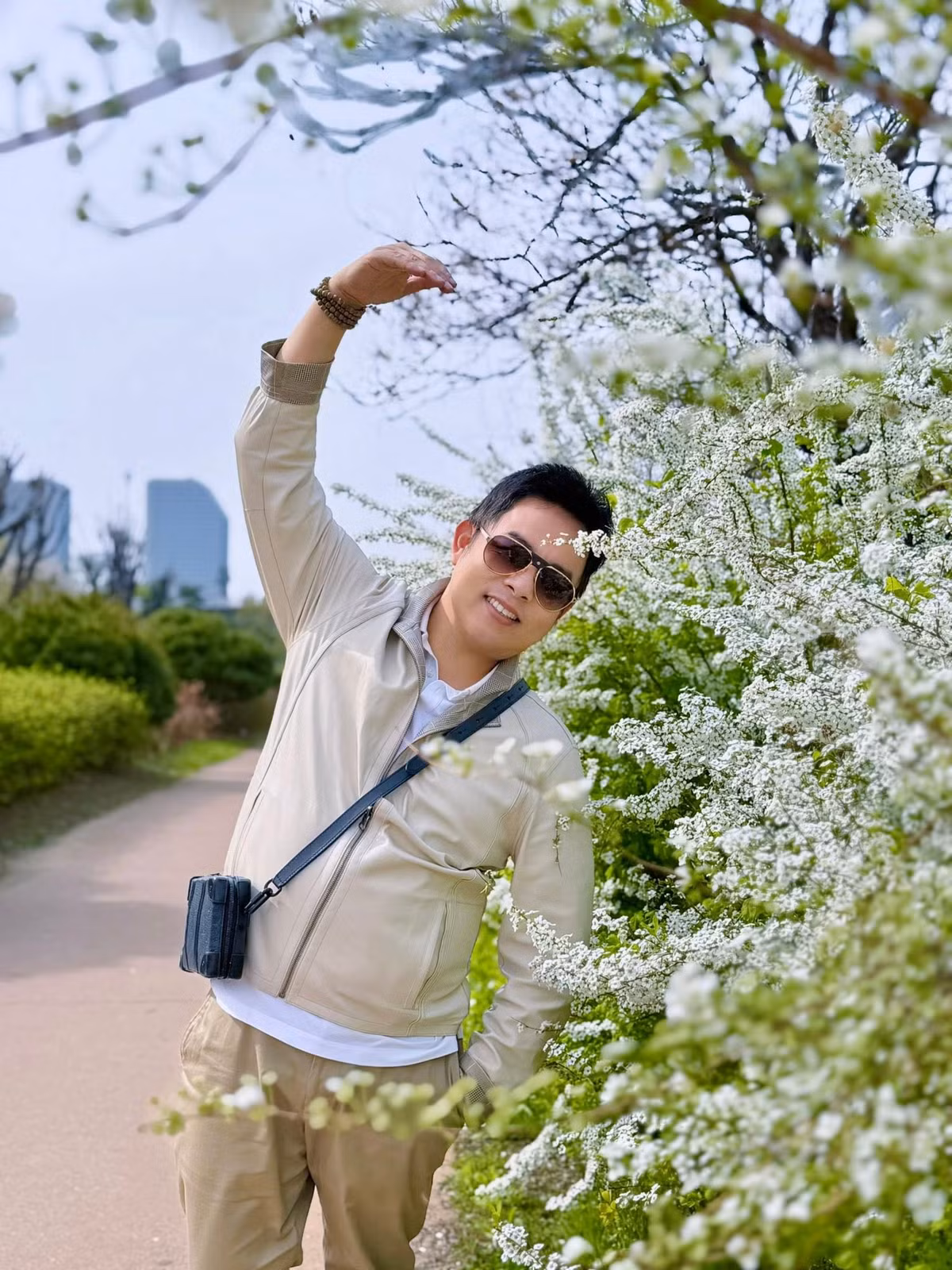 Ca sĩ Quang Lê tạo dáng bên hoa. Ảnh: FB Quang Lê