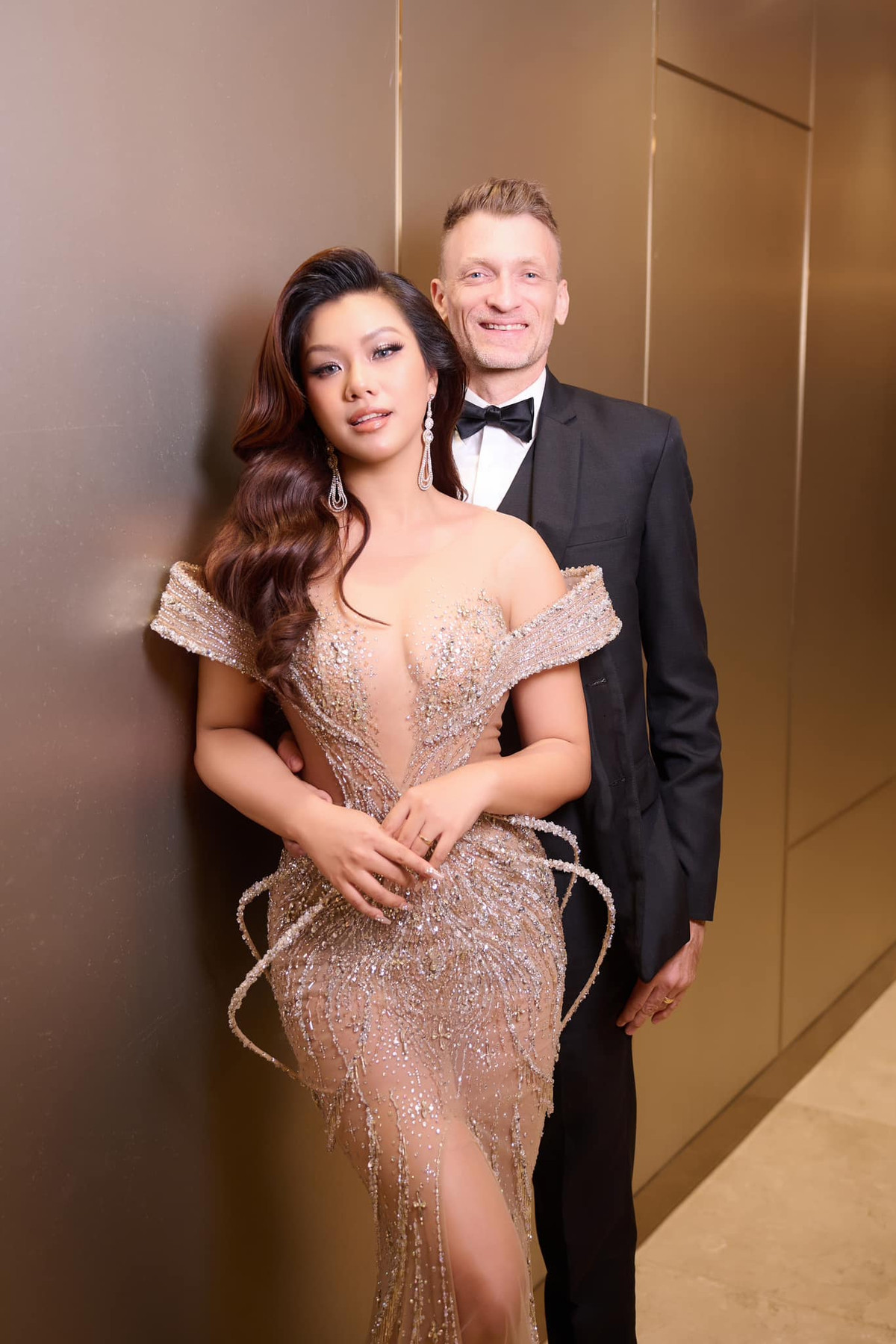 Cặp đôi hiện sống và làm việc tại TPHCM. Kể từ sau khi kết hôn, nữ ca sĩ ngày càng đẹp mặn mà, nụ cười lúc nào cũng tràn đầy hạnh phúc. Ảnh: FB Phuong Vy