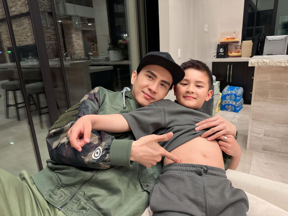 Ca sĩ Đan Trường đăng tải khoảnh khắc đời thường với con trai Thiên Từ. Ảnh: FB Dan Truong Pham