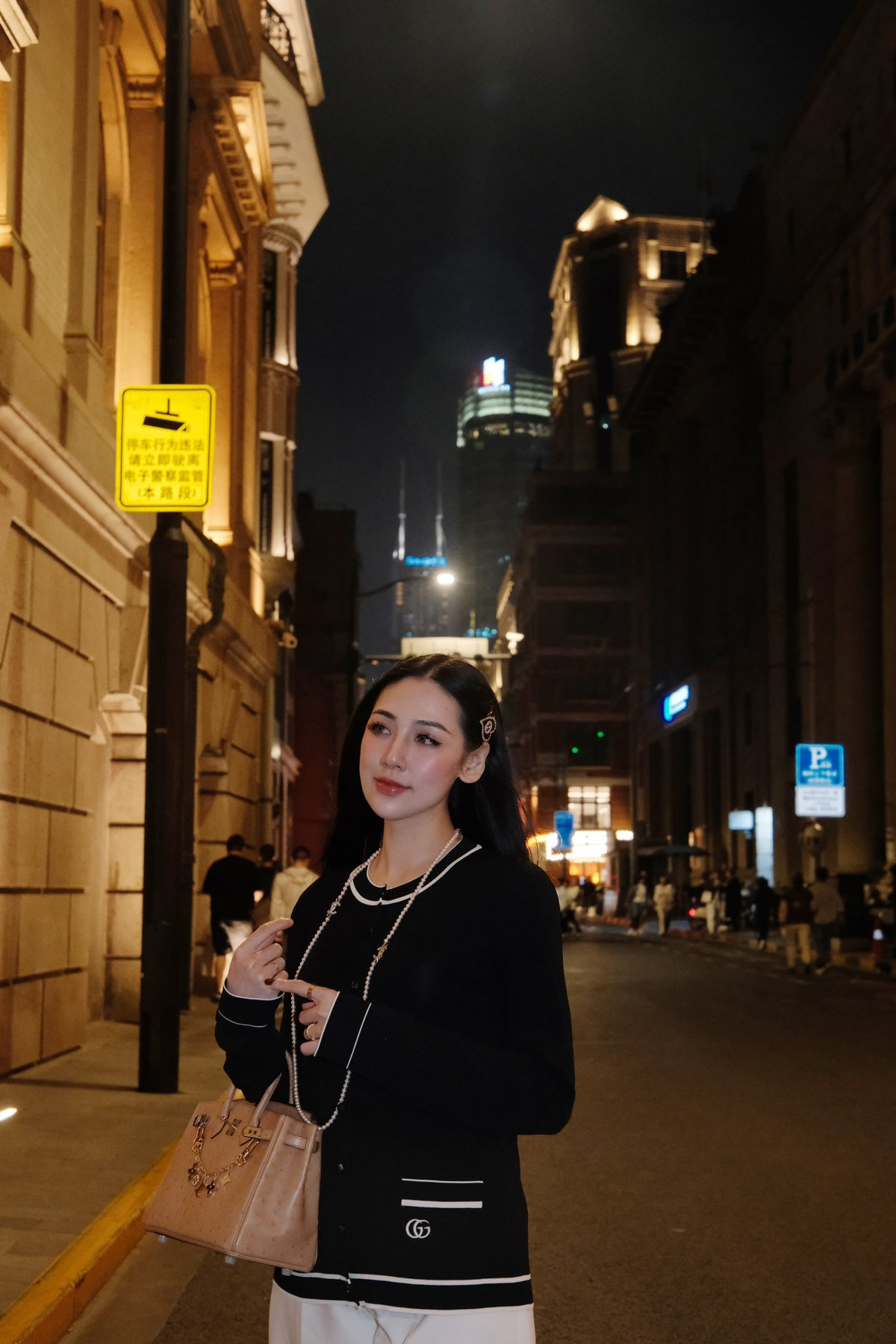 Á hậu Dương Tú Anh dạo chơi Thượng Hải, Trung Quốc. Ảnh: FB Duong Tu Anh