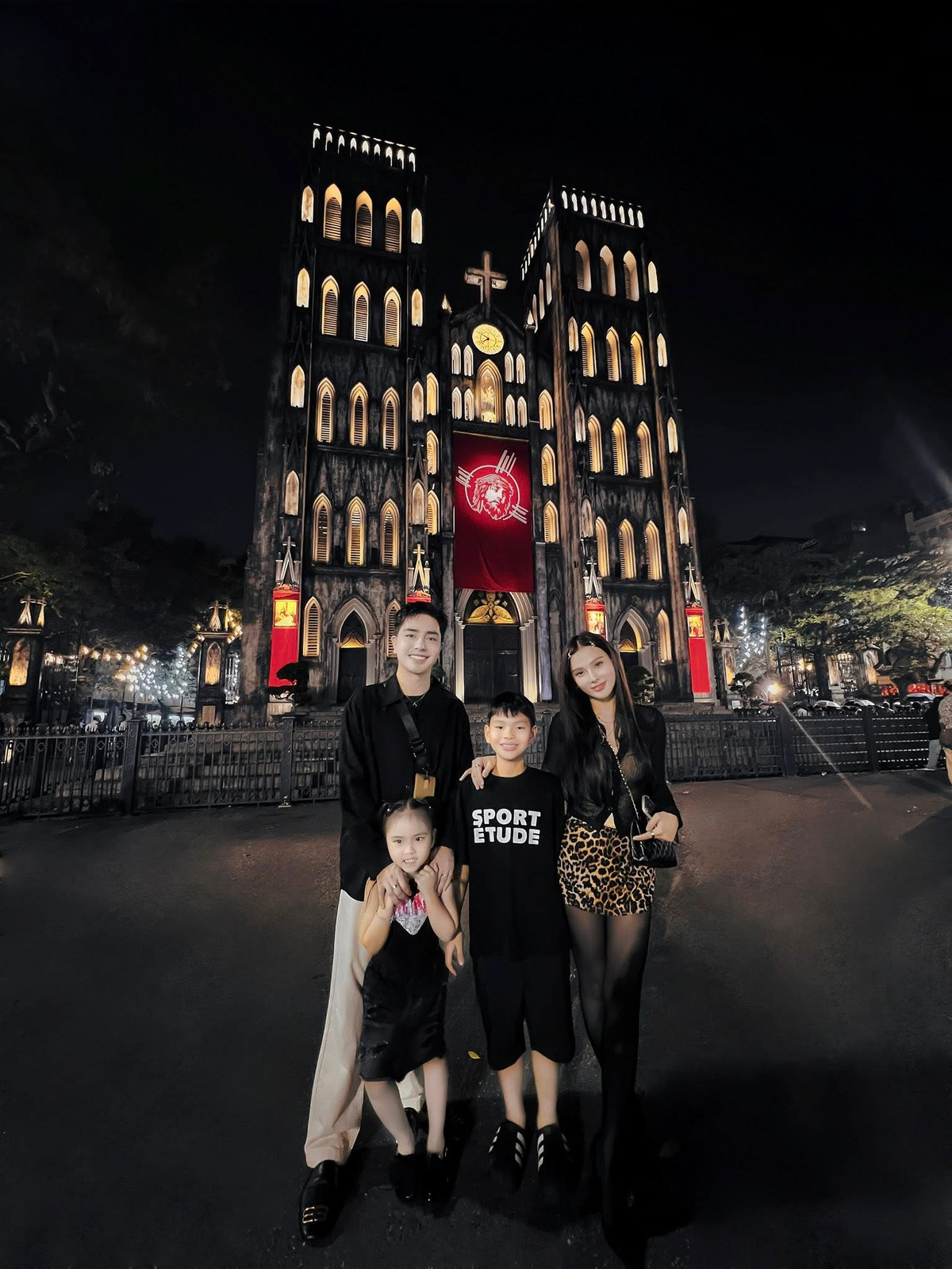 Gia đình nhỏ của ca sĩ Thu Thuỷ check in trước Nhà Thờ Lớn Hà Nội. Ảnh: FB Nguyễn Thu Thuỷ