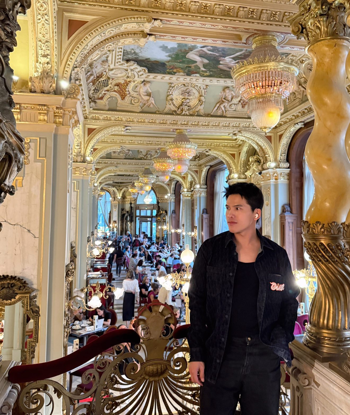 Quốc Thiên tranh thủ đi khám phá thành phố Budapest của Hungary trong chuyến công tác tại đây. Ảnh: FB Tran Quoc Thien