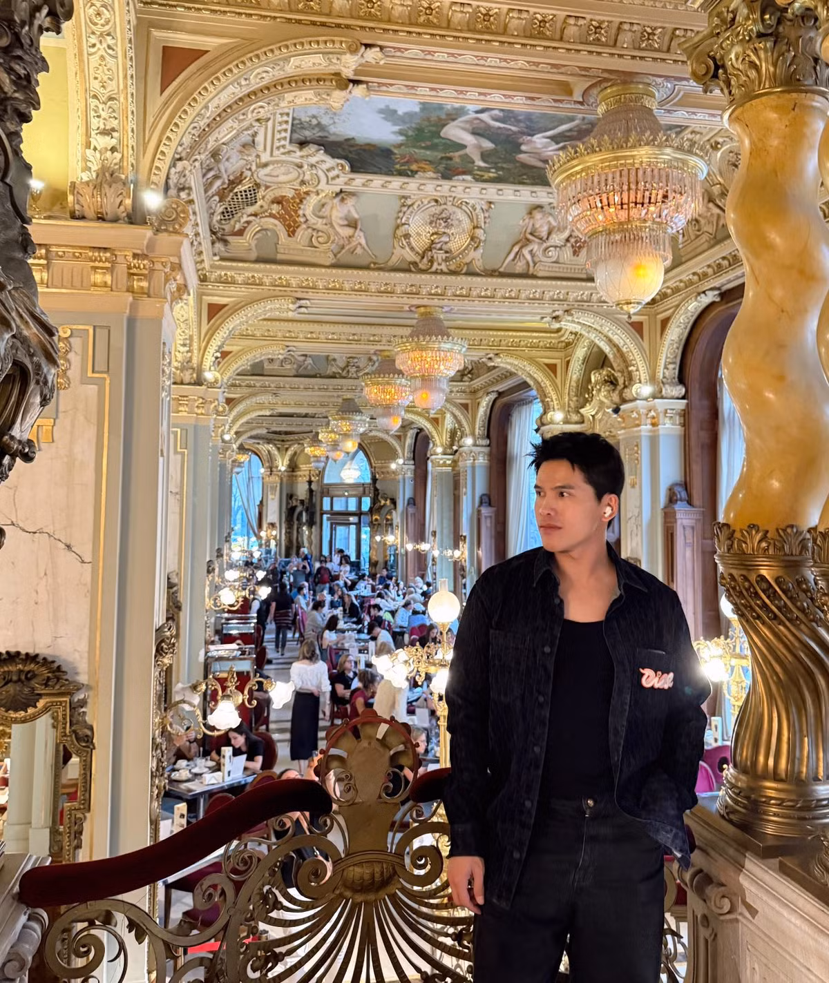 Quốc Thiên tranh thủ đi khám phá thành phố Budapest của Hungary trong chuyến công tác tại đây. Ảnh: FB Tran Quoc Thien