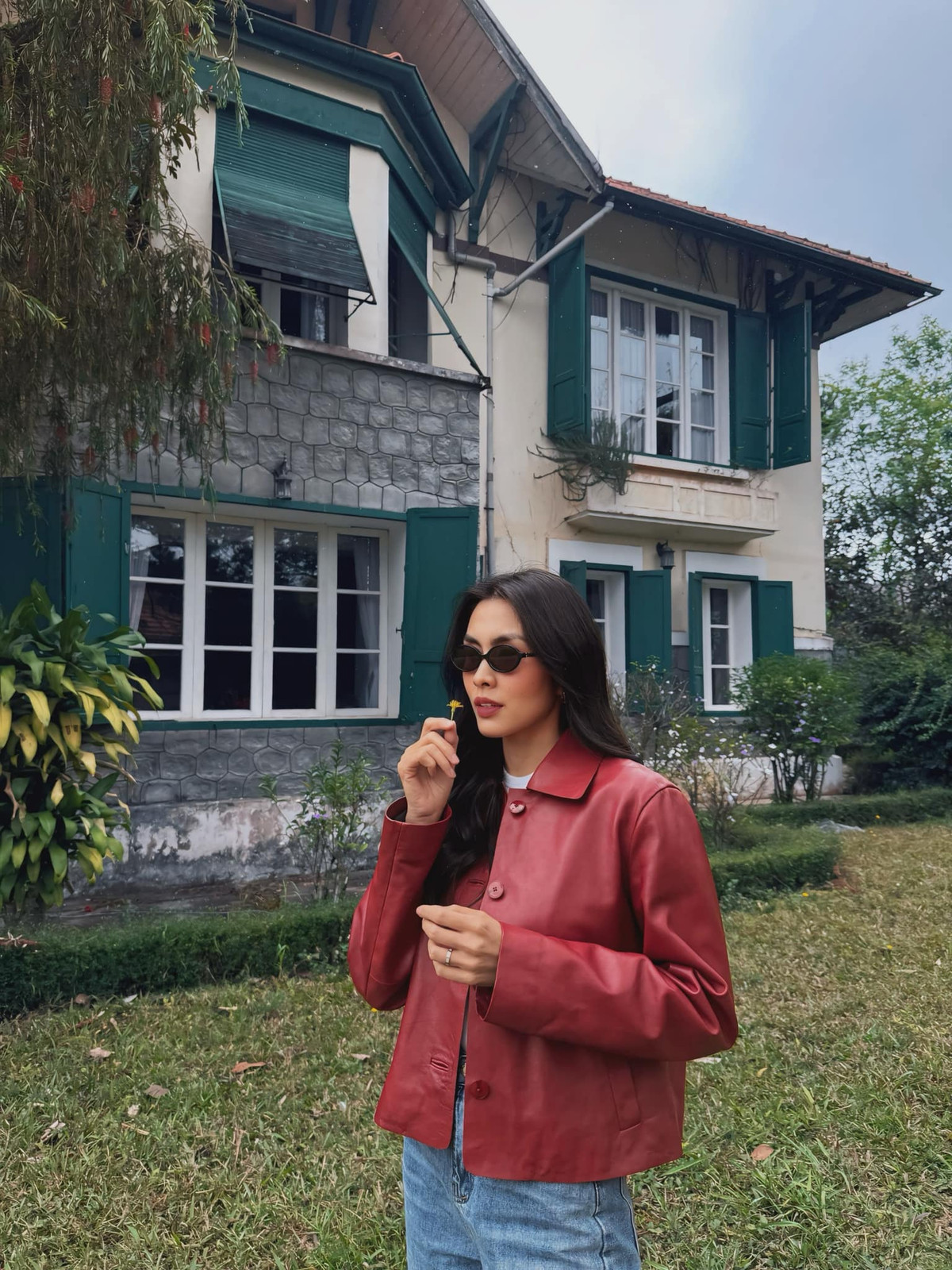 Cô thường lựa chọn những bộ trang phục đơn giản, nhã nhặn, phù hợp với hình ảnh "ngọc nữ" mà mình xây dựng. Ảnh: FB Tang Thanh Ha