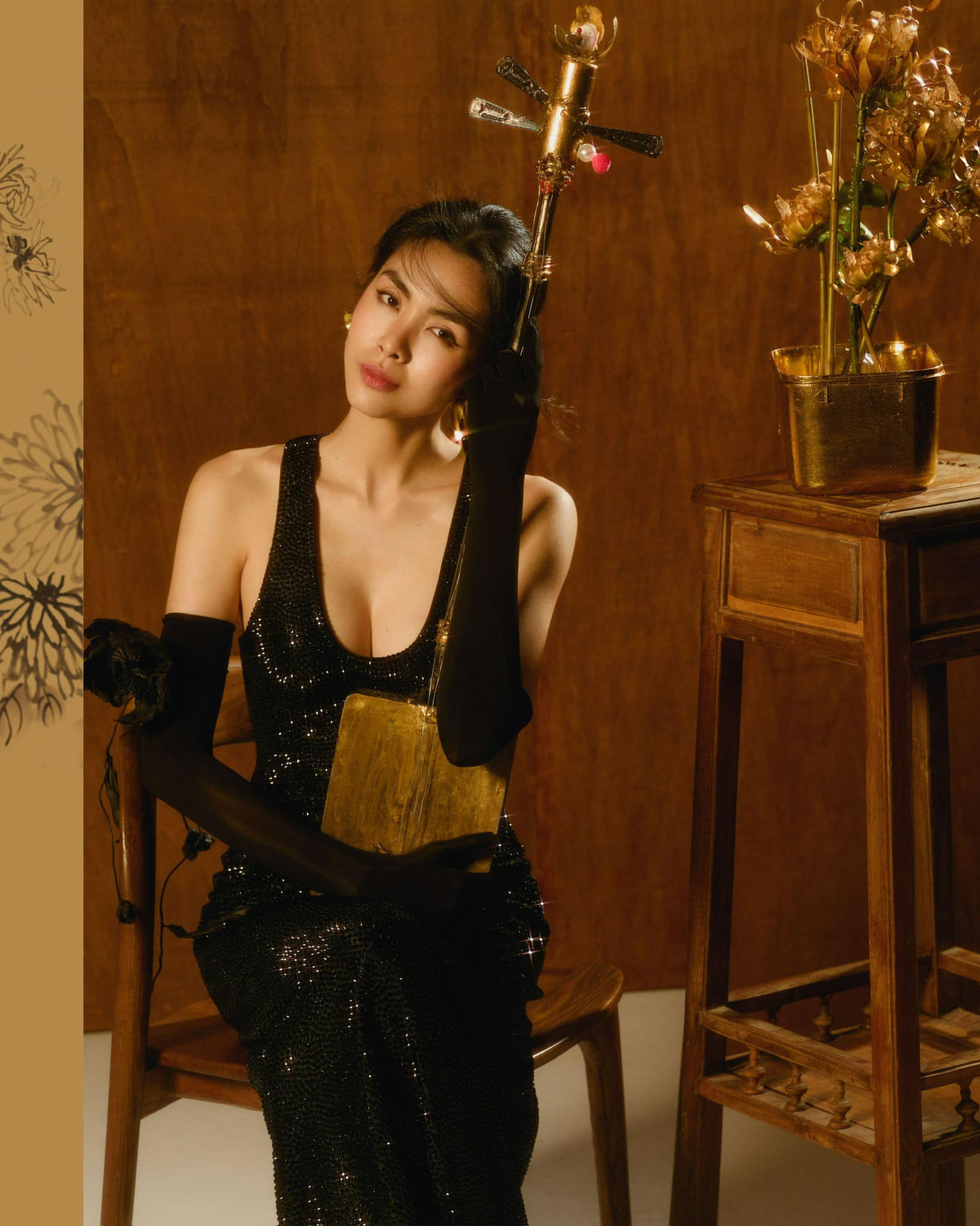  Tăng Thanh Hà mới đây tung bộ ảnh được thực hiện theo chủ đề cầm, kỳ, thi, họa. Trong đó, nữ diễn viên lần hiếm hoi mặc trang phục gợi cảm. Ảnh: FB Tang Thanh Ha