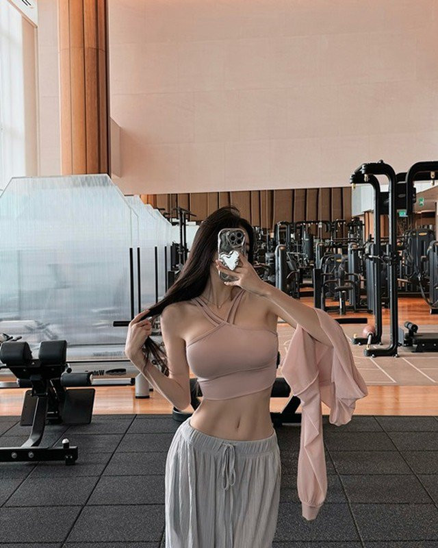 Ji Ni chăm tập gym, yoga để giữ gìn vóc dáng thon gọn.