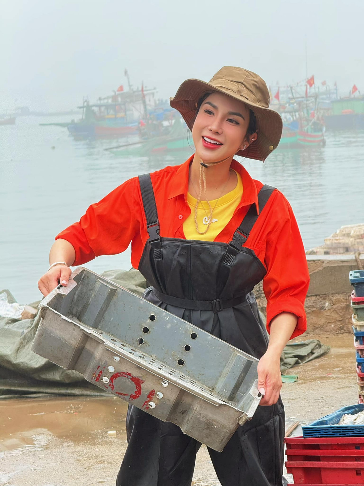 Diệp Lâm Anh trải nghiệm ra khơi đánh cá ở Nghi Sơn, Thanh Hóa. Ảnh: FB Diệp Lâm Anh