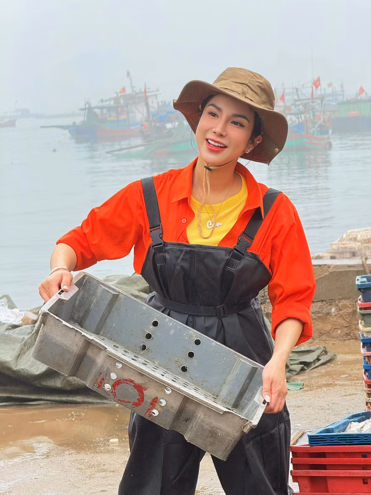 Diệp Lâm Anh trải nghiệm ra khơi đánh cá ở Nghi Sơn, Thanh Hóa. Ảnh: FB Diệp Lâm Anh