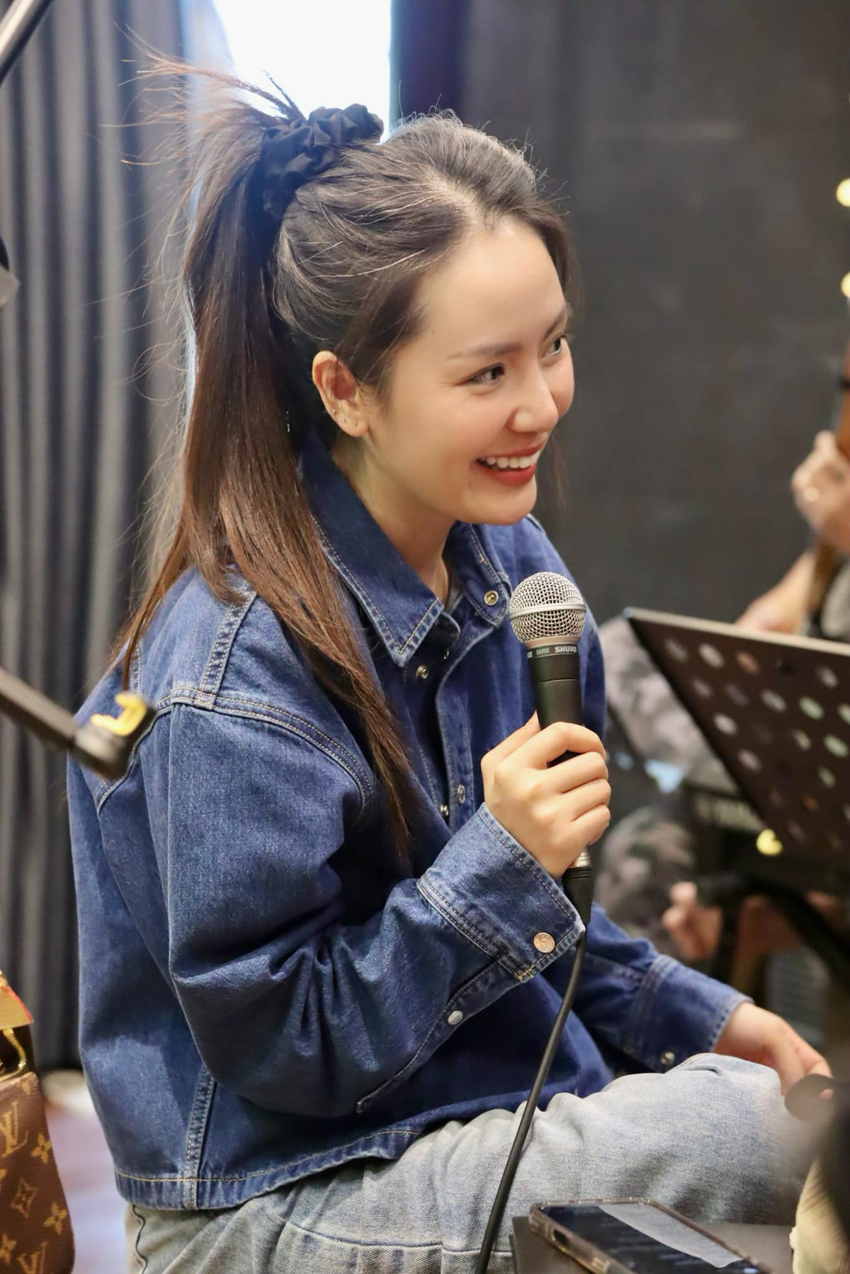 Ca sĩ Phương Linh say mê tập hát. Ảnh: FB Phương Linh Trần