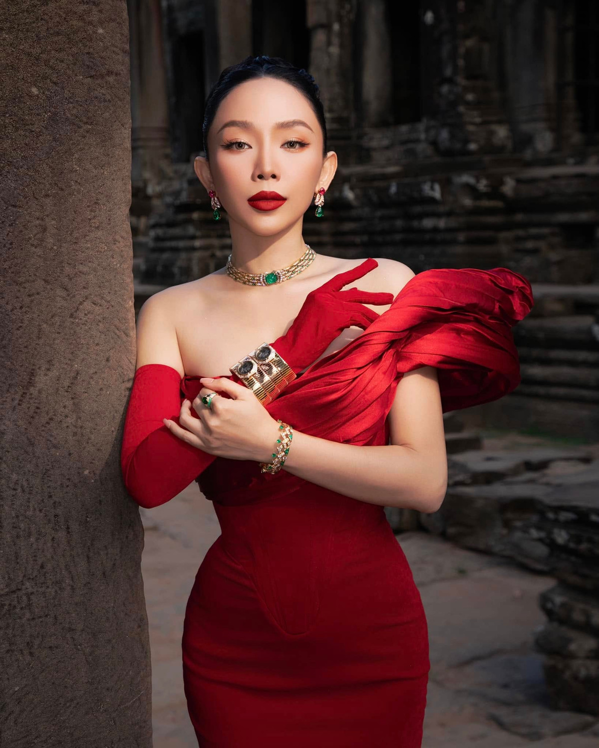 Ca sĩ Tóc Tiên tạo dáng gợi cảm với váy ôm sát màu đỏ. Ảnh: FB Tóc Tiên