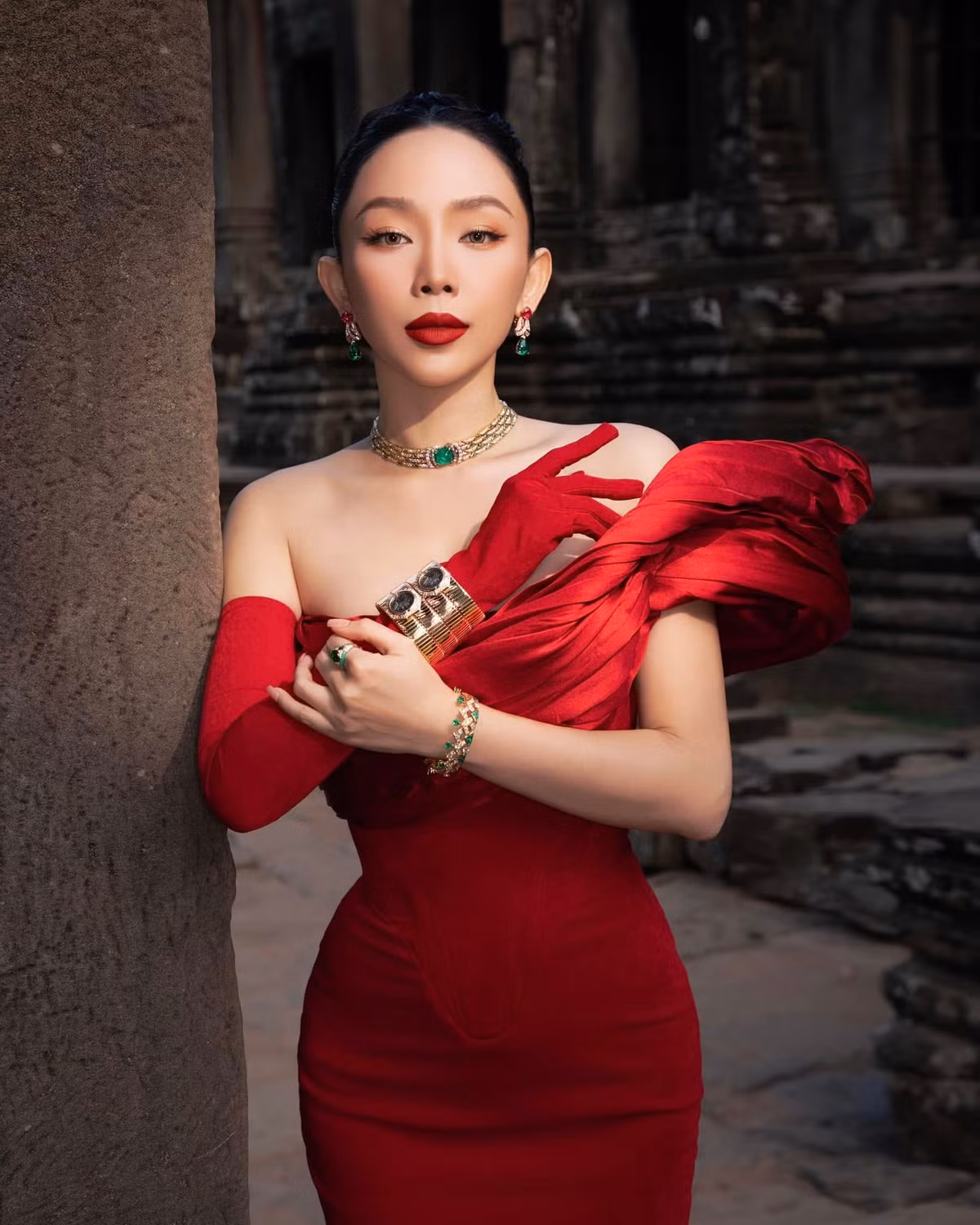 Ca sĩ Tóc Tiên tạo dáng gợi cảm với váy ôm sát màu đỏ. Ảnh: FB Tóc Tiên