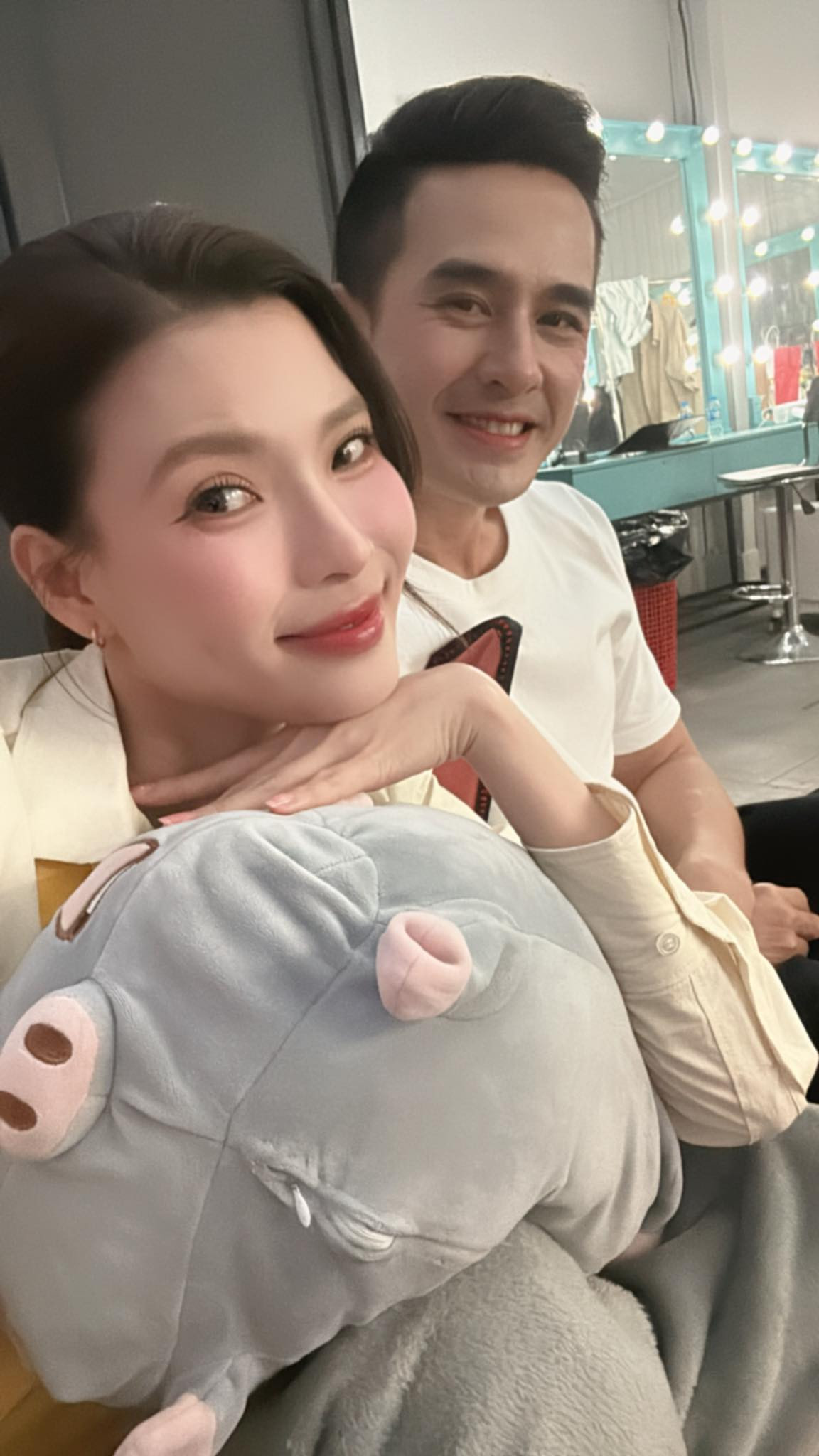 Vợ chồng Lương Thế Thành - Thúy Diễm đi quay quảng cáo. Ảnh: FB Nguyễn Ngọc Thuý Diễm