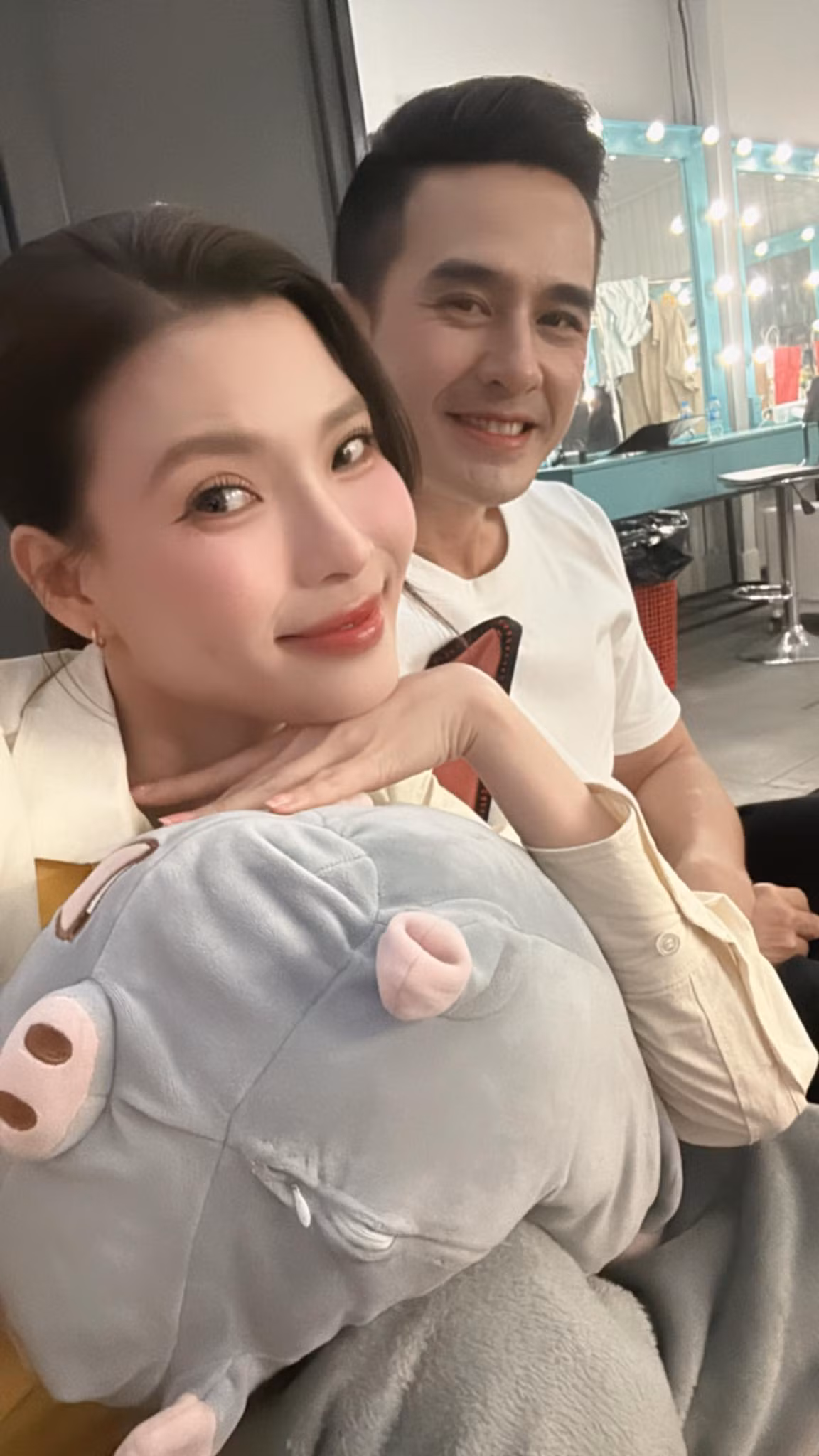 Vợ chồng Lương Thế Thành - Thúy Diễm đi quay quảng cáo. Ảnh: FB Nguyễn Ngọc Thuý Diễm