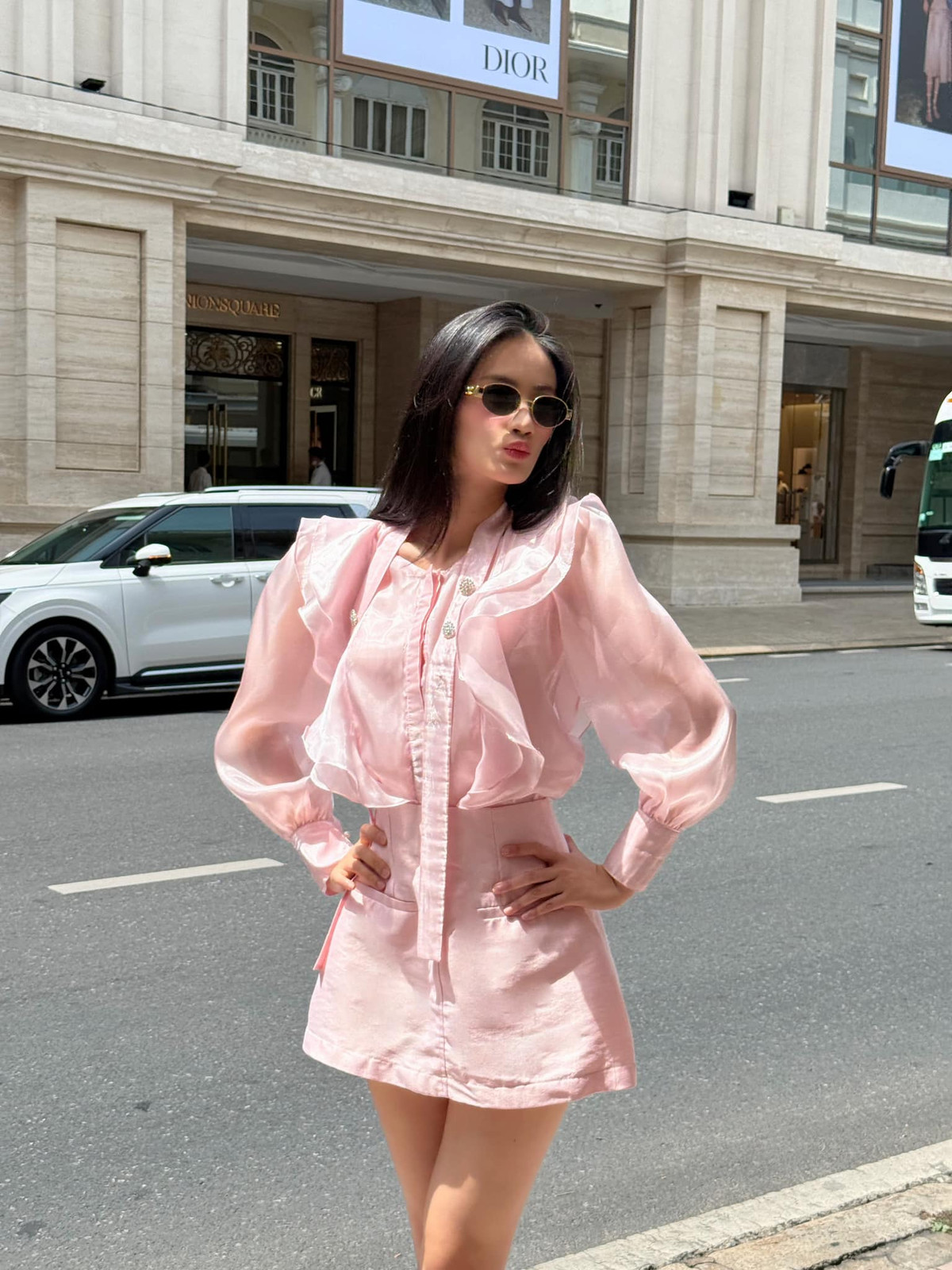 Ý Nhi khoe phong cách nữ tính, năng động. Ảnh: FB Huỳnh Trần Ý Nhi