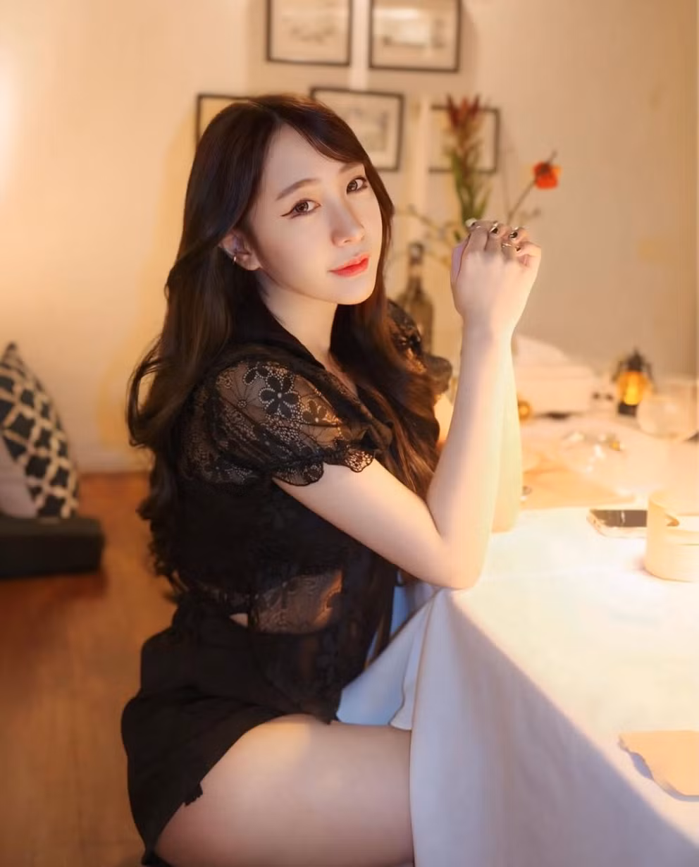 Suneta Ngachalvy sinh năm 1997, được biết đến với biệt danh Donut, là " nữ hoàng nội y" có tiếng ở Thái Lan.