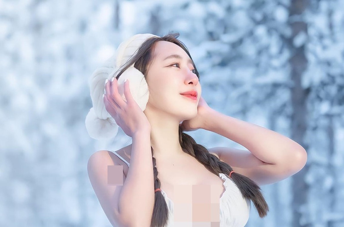 Cô nàng tạo dáng bất chấp giá lạnh.