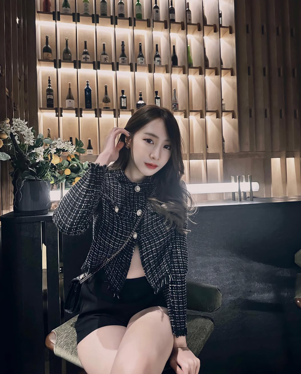 Trên trang cá nhân, mỹ nhân 9x thường xuyên chia sẻ những bộ ảnh nội y gợi cảm, khoe triệt để lợi thế hình thể, đặc biệt là vòng một "khủng".