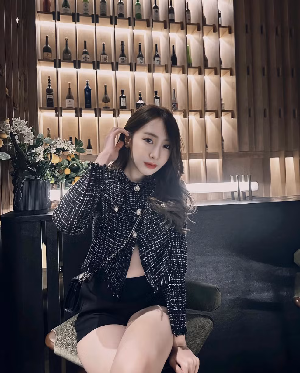 Trên trang cá nhân, mỹ nhân 9x thường xuyên chia sẻ những bộ ảnh nội y gợi cảm, khoe triệt để lợi thế hình thể, đặc biệt là vòng một "khủng".