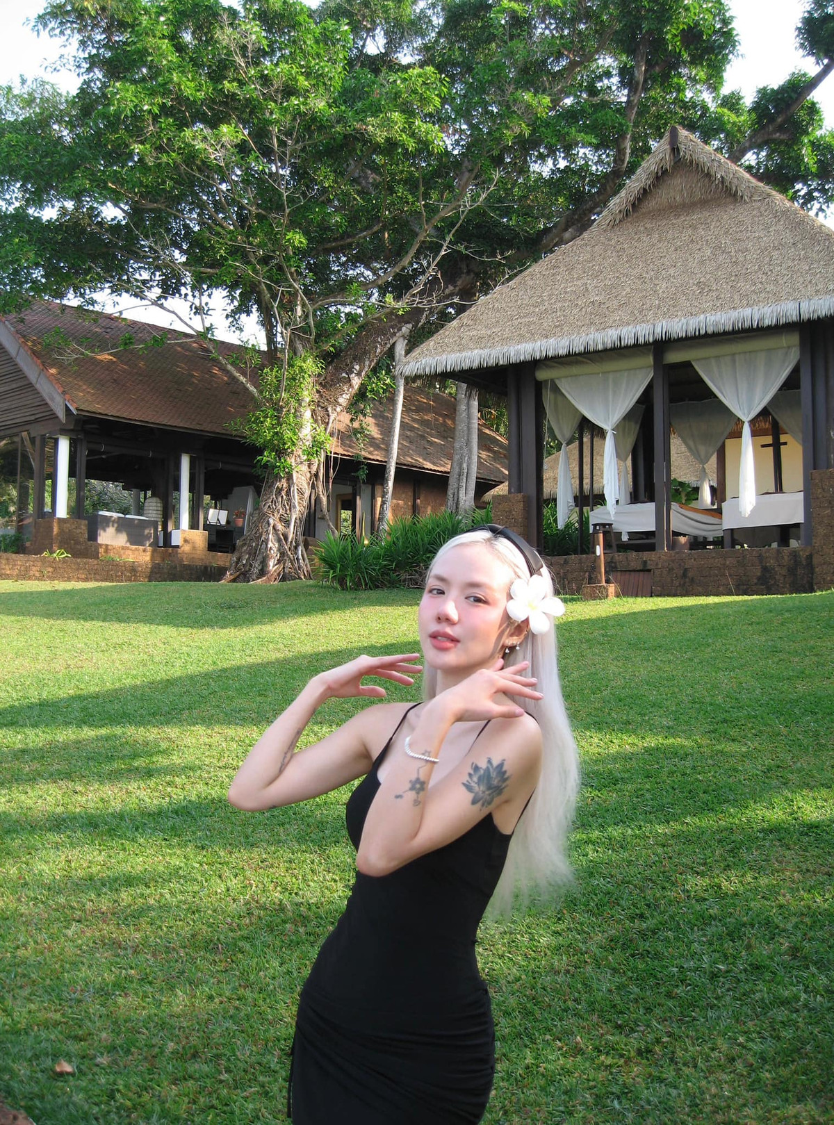 Trái ngược với chị gái, Phương Ly lại theo đuổi phong cách thời trang cá tính, nổi loạn và phá cách. Ảnh: FB Phương Ly