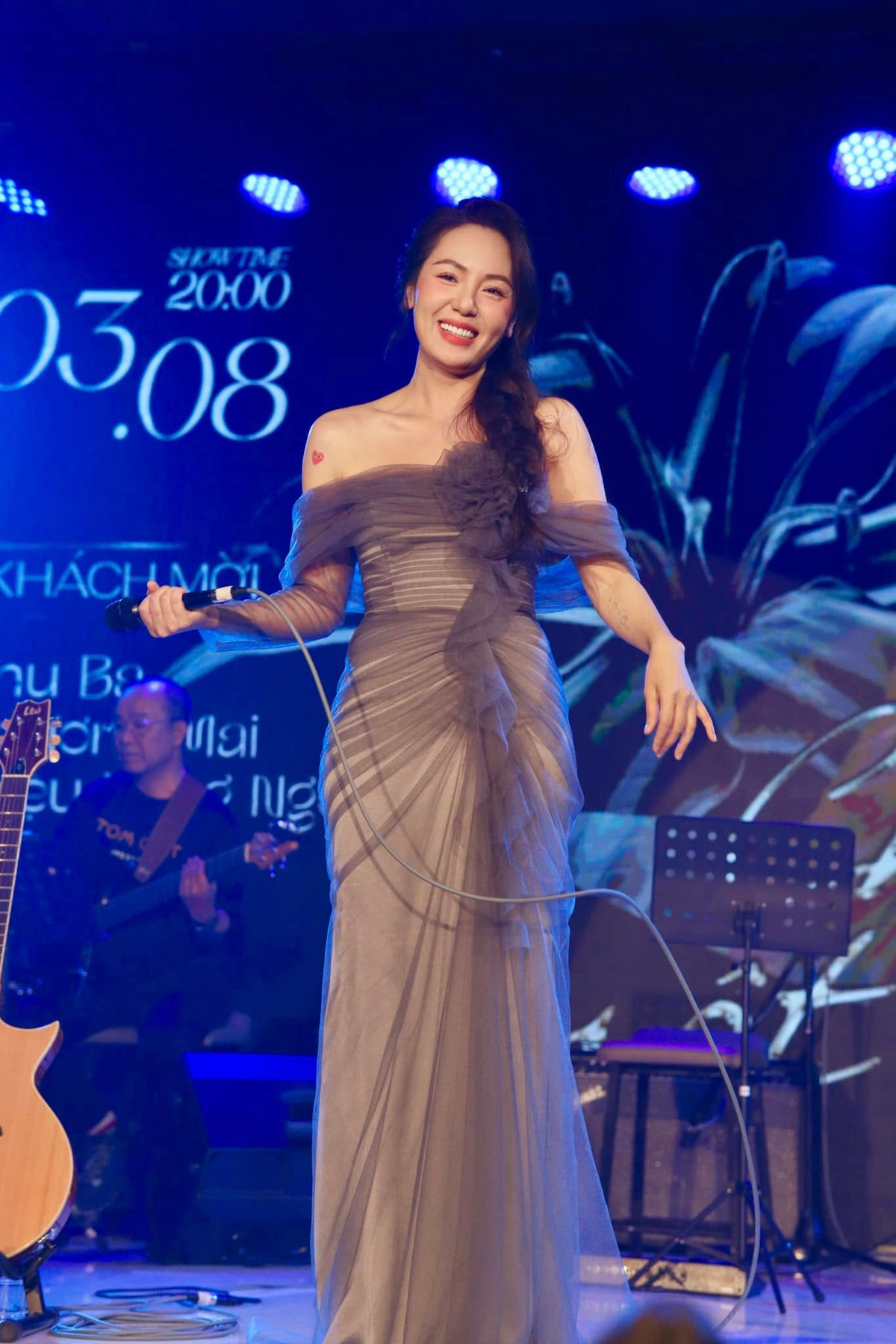 Những bộ trang phục Phương Linh khoác trên người đều được mọi người nghĩ là hàng hiệu. Tuy nhiên, nữ ca sĩ "bật mí", đó chỉ là những trang phục do cô đặt riêng một nhà thiết kế thân thực hiện. Ảnh: FB Phương Linh Trần