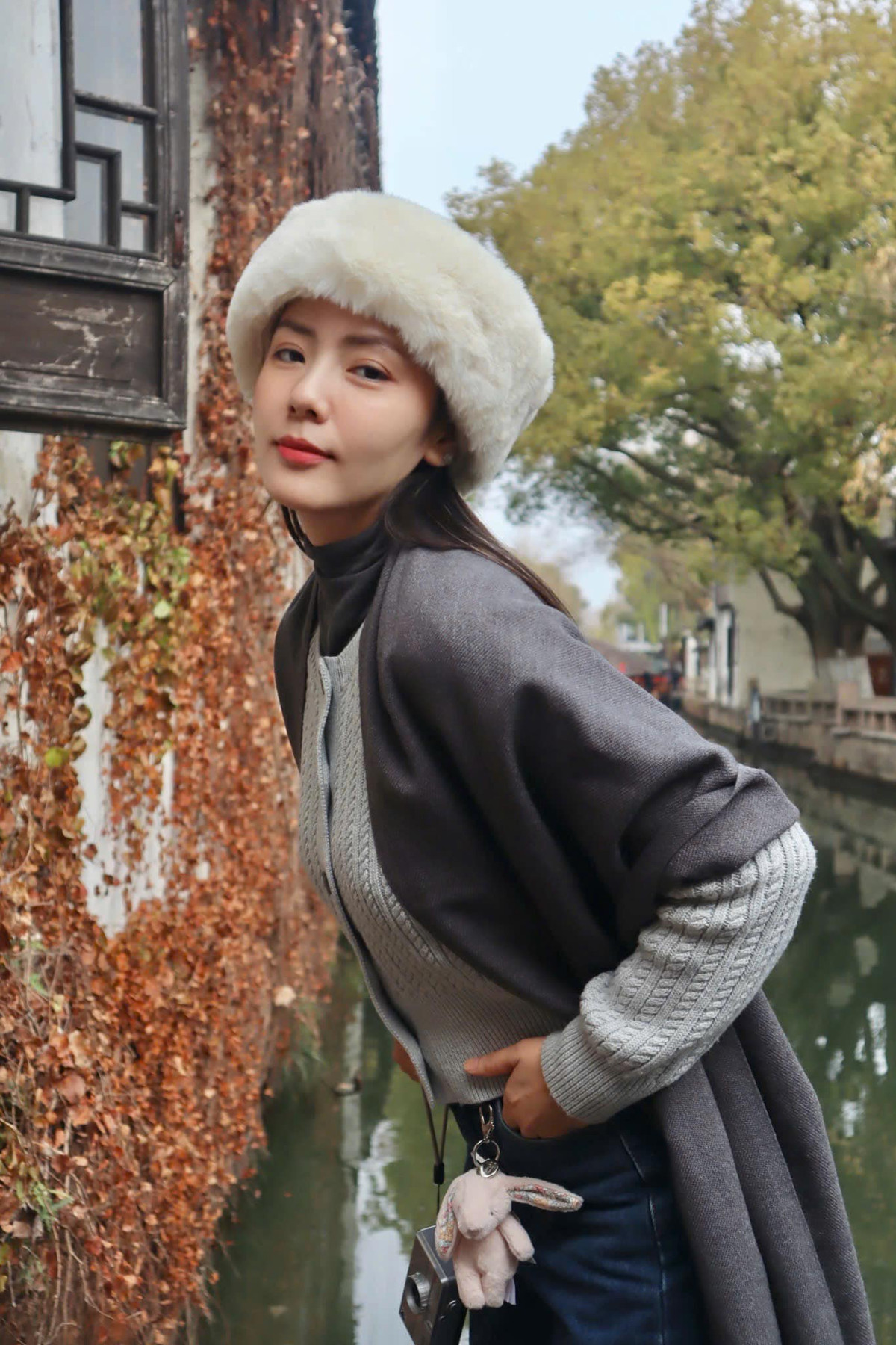 Ca sĩ Phương Linh thường xuyên xuất hiện trong những bộ váy áo thướt tha, duyên dáng, tôn lên vóc dáng mảnh mai và vẻ đẹp ngọt ngào. Ảnh: FB Phương Linh Trần