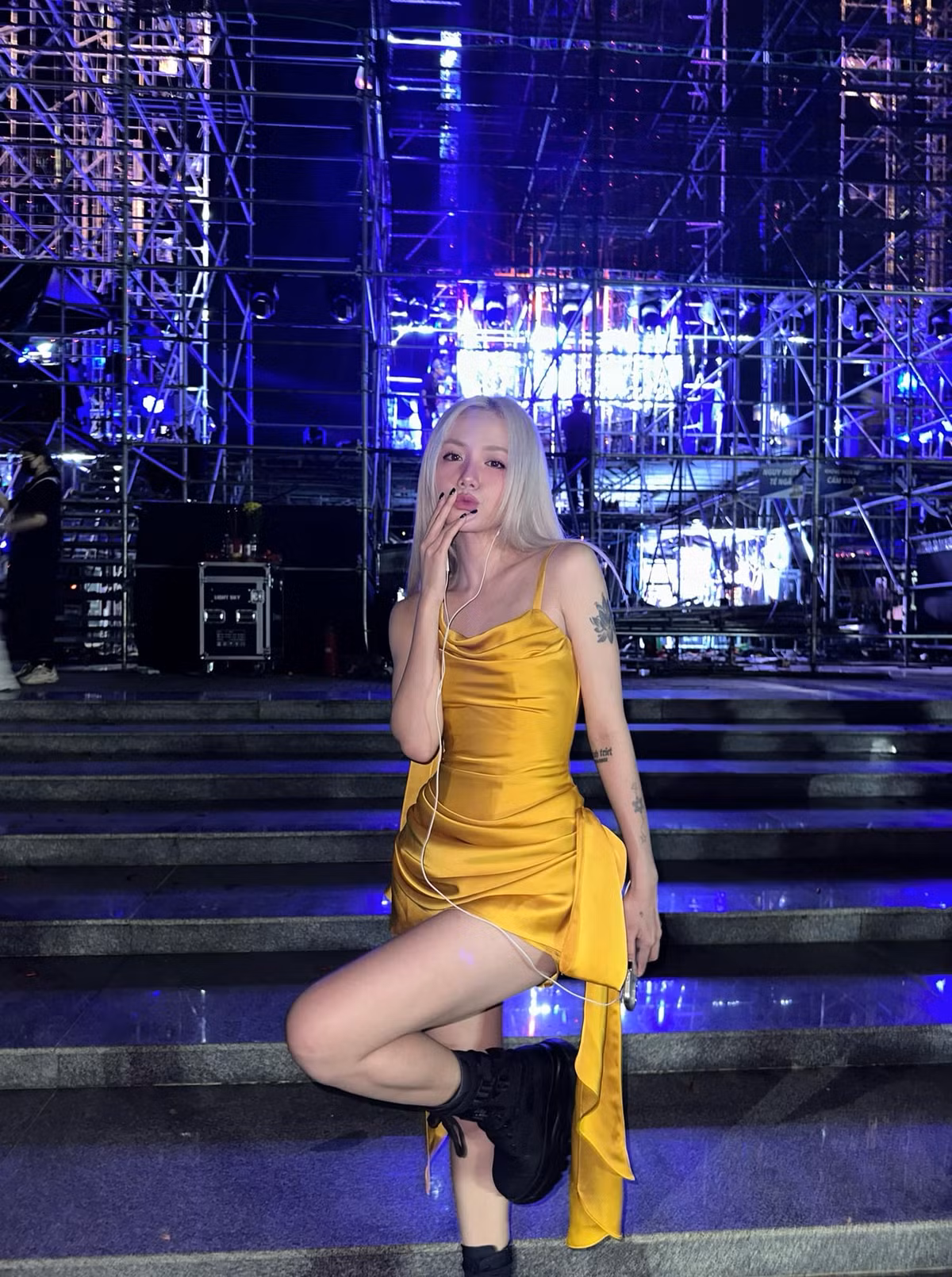 Nữ ca sĩ được đánh giá có gương mặt trẻ trung hơn nhiều so với tuổi thật. Ở tuổi 34, cô vẫn khiến dân mạng ngưỡng mộ vì sắc vóc nóng bỏng, nhan sắc ngày càng thăng hạng. Ảnh: FB Phương Ly