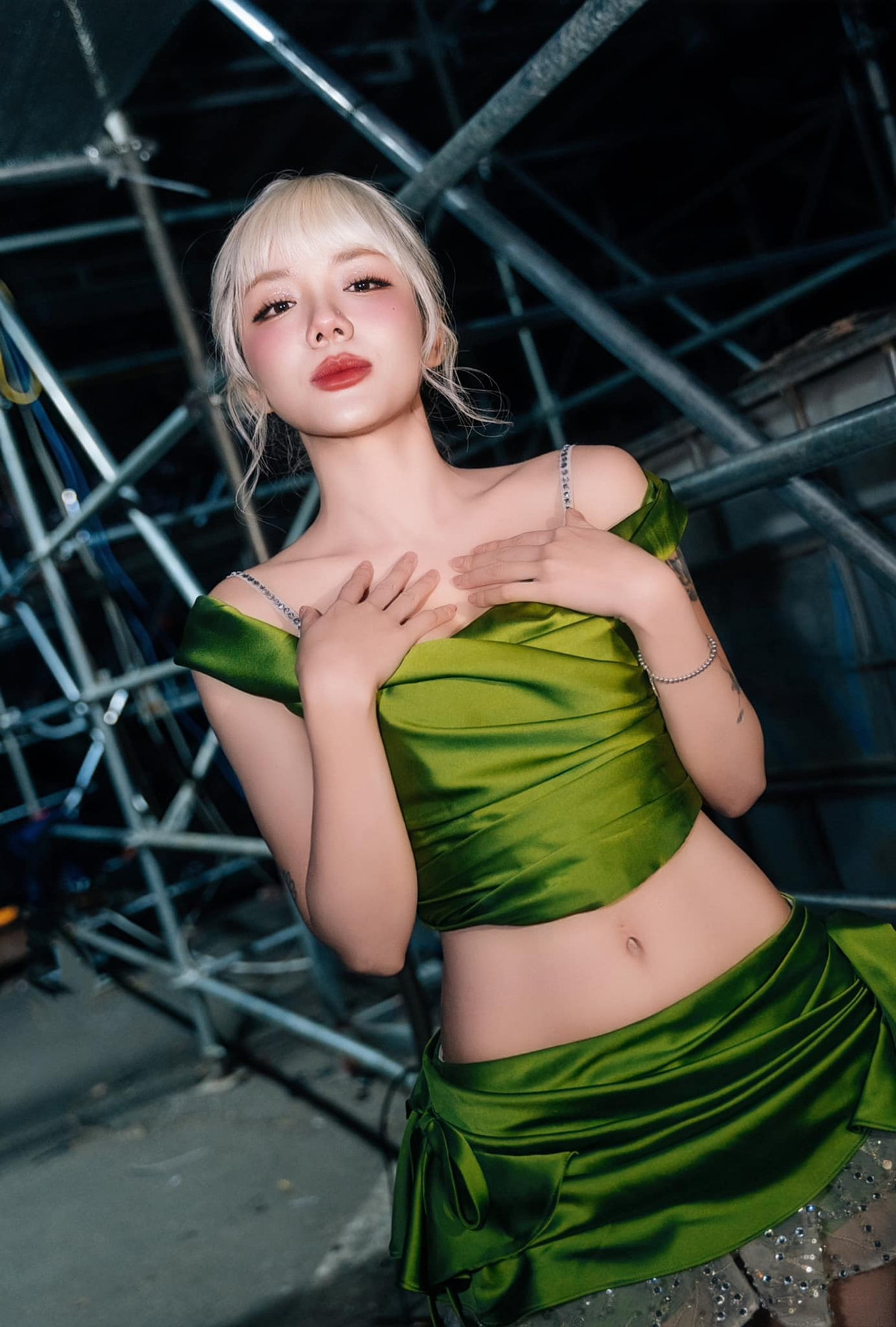 Cô thường xuyên diện những trang phục độc đáo, táo bạo, thể hiện cá tính mạnh mẽ và gu thẩm mỹ riêng biệt. Ảnh: FB Phương Ly