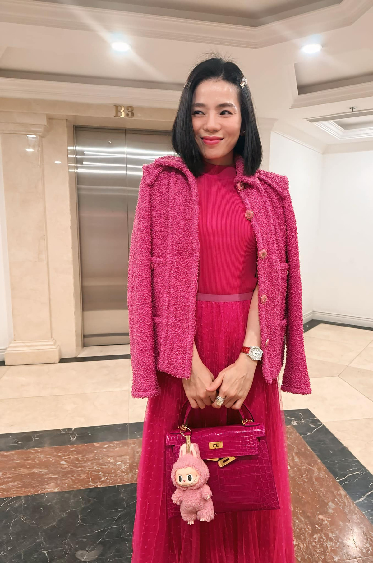 Một chiếc túi màu hồng xinh xắn khác cũng đắt đỏ không kém mà Lệ Quyên sở hữu chính là Hermès Kelly Crocodile có giá 930 triệu đồng. Ảnh: FB Lệ Quyên