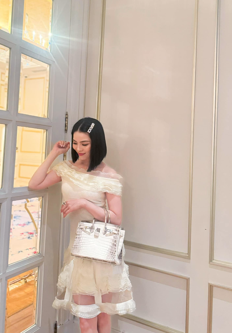 Hermès Birkin Himalayan - mẫu túi này được làm từ da cá sấu bạch tạng, có trị giá lên đến 7,3 tỷ đồng và hiếm có người Việt sở hữu. Tuy nhiên, Lệ Quyên đã sở hữu nó. Ảnh: FB Lệ Quyên