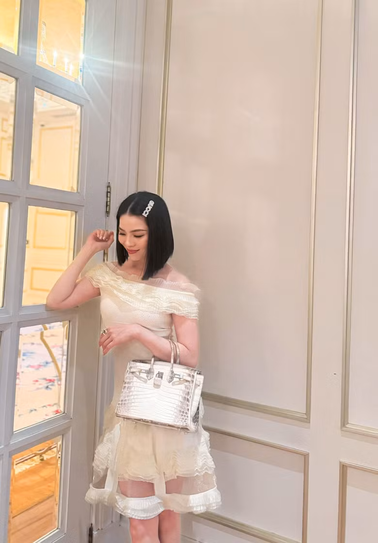 Hermès Birkin Himalayan - mẫu túi này được làm từ da cá sấu bạch tạng, có trị giá lên đến 7,3 tỷ đồng và hiếm có người Việt sở hữu. Tuy nhiên, Lệ Quyên đã sở hữu nó. Ảnh: FB Lệ Quyên