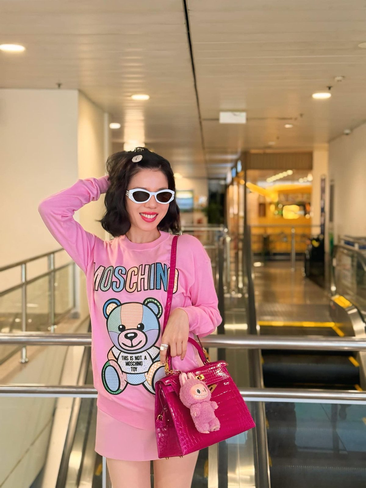 "Nữ hoàng phòng trà" Lệ Quyên sở hữu nhiều trang phục, phụ kiện, túi xách của các hãng mốt danh tiếng trên thế giới. Ảnh: FB Lệ Quyên