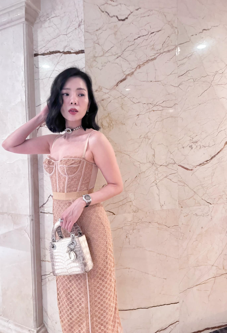 Lệ Quyên dạo phố sương sương với chiếc túi Lady Dior Himalayan Crocodile có giá khoảng 900 triệu đồng. Ảnh: FB Lệ Quyên