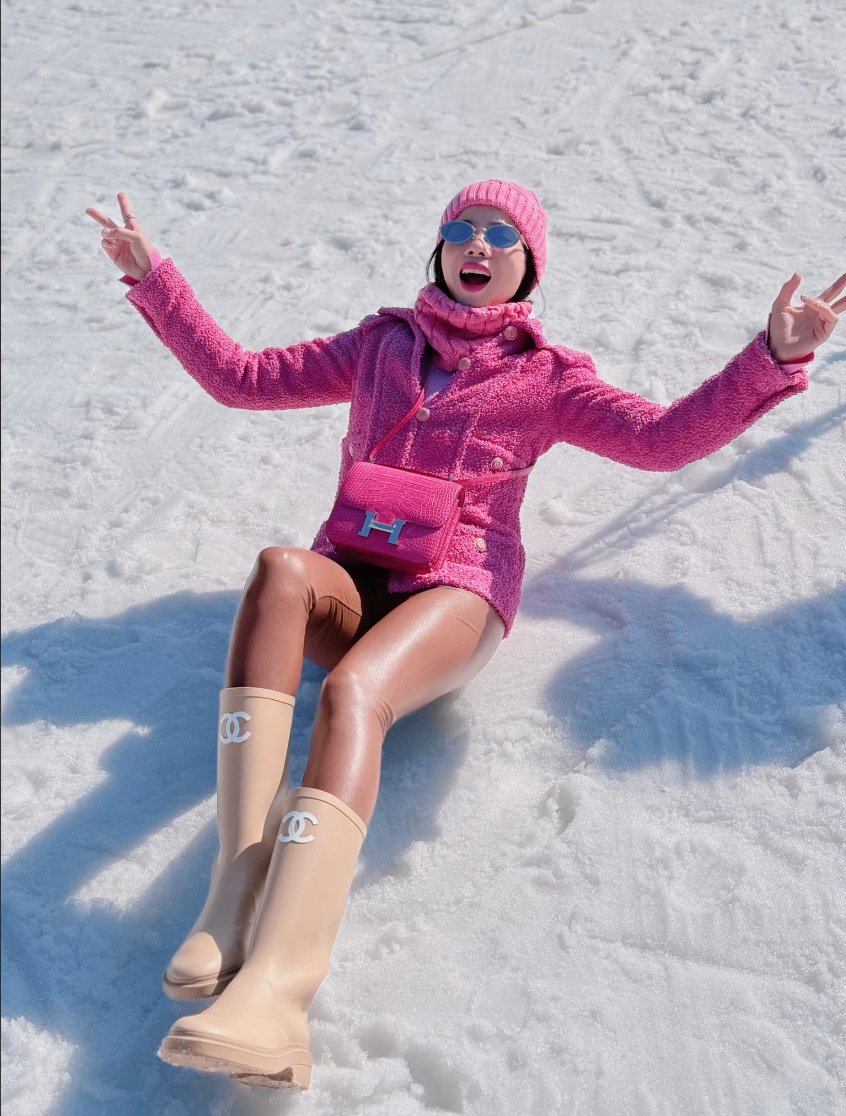 Trong chuyến du lịch Hàn Quốc, Lệ Quyên đã gây trầm trồ khi diện chiếc túi Hermès Constance màu hồng đầy nữ tính có giá trị hơn 912 triệu đồng. Ảnh: FB Lệ Quyên