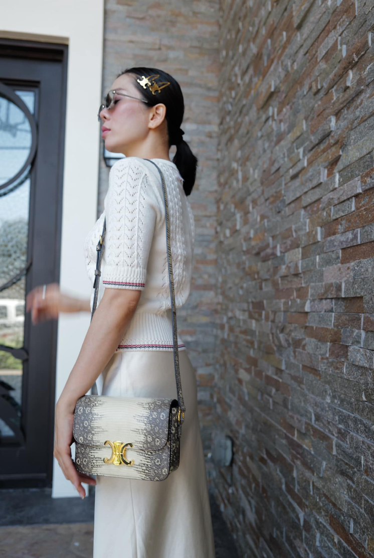 Trong một chuyến đi Mỹ, Lệ Quyên đã check-in cùng mẫu túi Celine da thằn lằn có giá trị khoảng 200 triệu đồng. Ảnh: FB Lệ Quyên