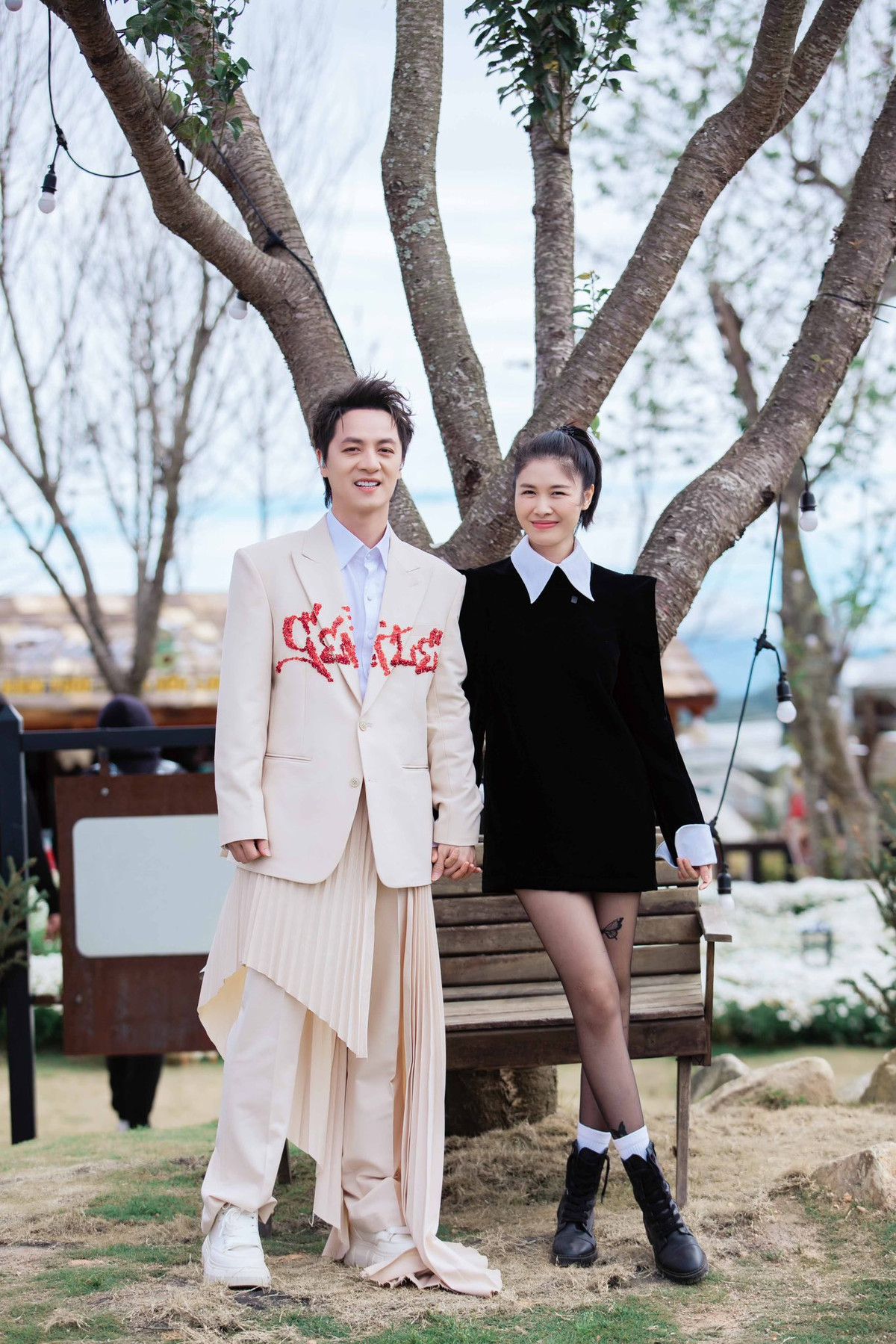 Thủy Anh cho biết cô đồng hành "nâng khăn sửa túi" cho ông xã Đăng Khôi suốt quá trình quay MV mới nhưng "không được một giây lên hình". Ảnh: FB Thuy Anh Le