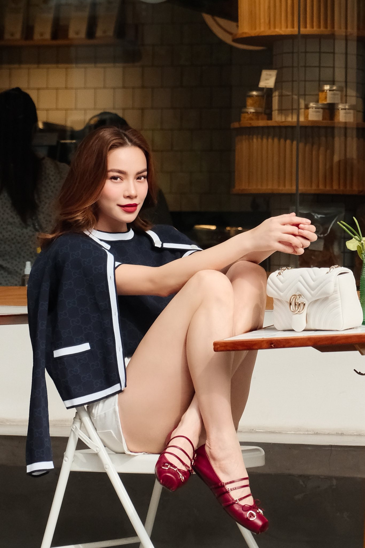 Hồ Ngọc Hà thảnh thơi uống cà phê dịp cuối tuần. Ảnh: FB Ho Ngoc Ha