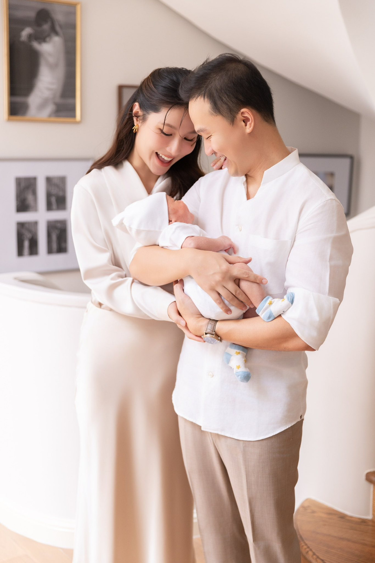  Tin tức sao Việt 12/5: Diễm My 9x đăng hình ảnh ấm áp bên gia đình nhỏ nhân Ngày của mẹ. Ảnh: FB Vu Pham Diem My