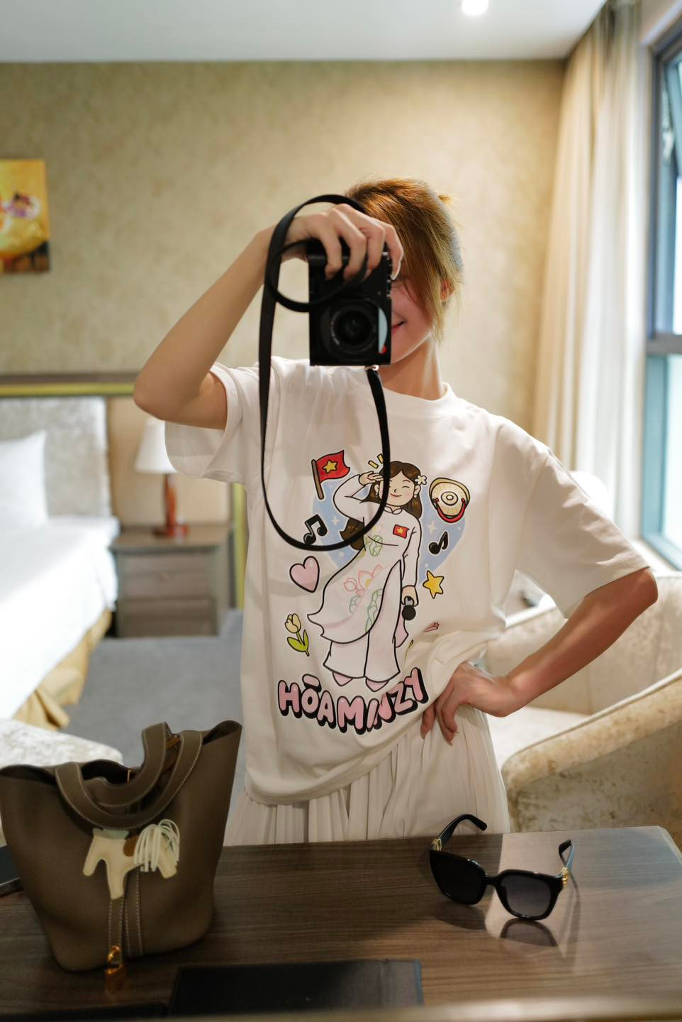 Hoà Minzy khoe áo của fanclub. Ảnh: FB Hòa Minzy