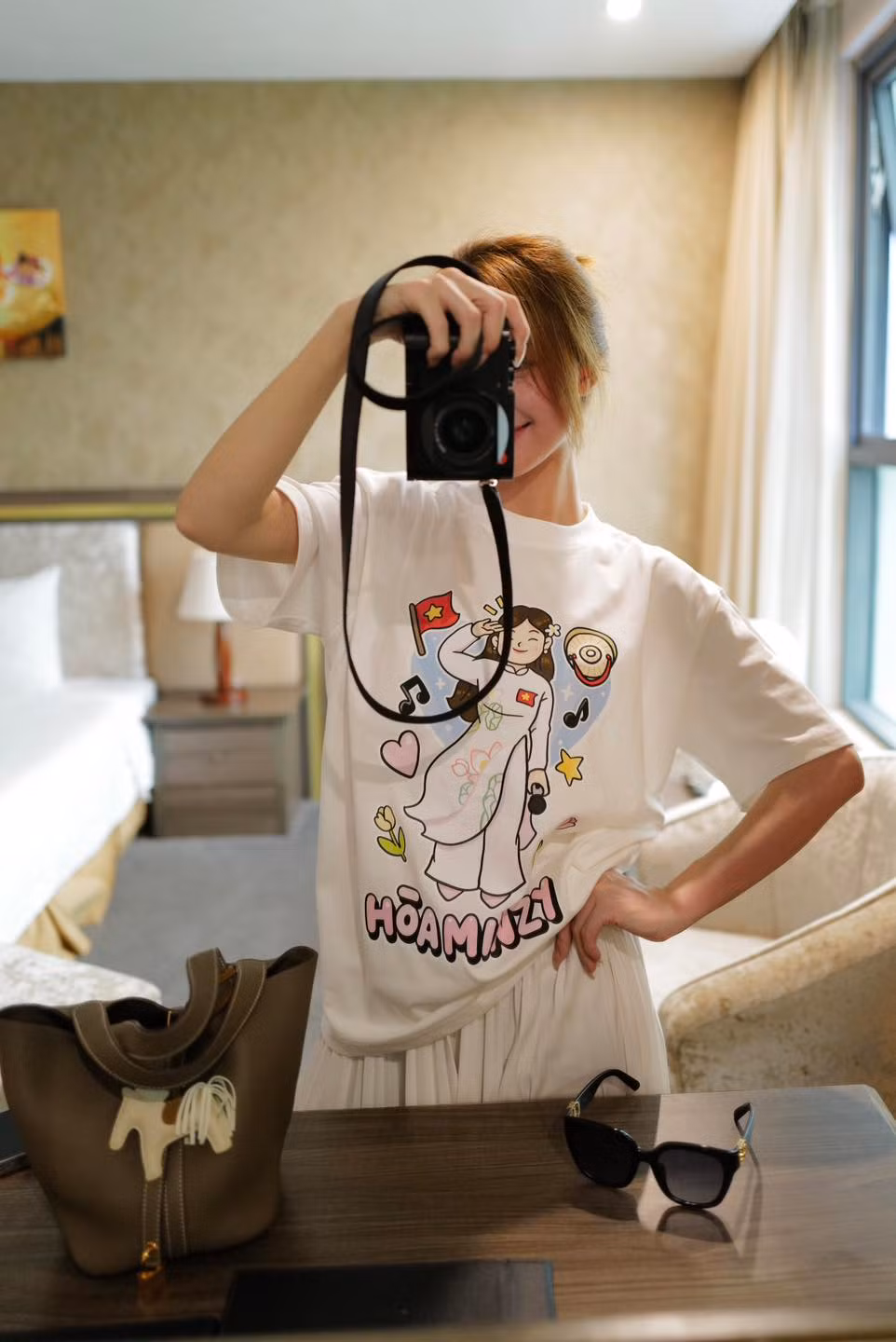 Hoà Minzy khoe áo của fanclub. Ảnh: FB Hòa Minzy