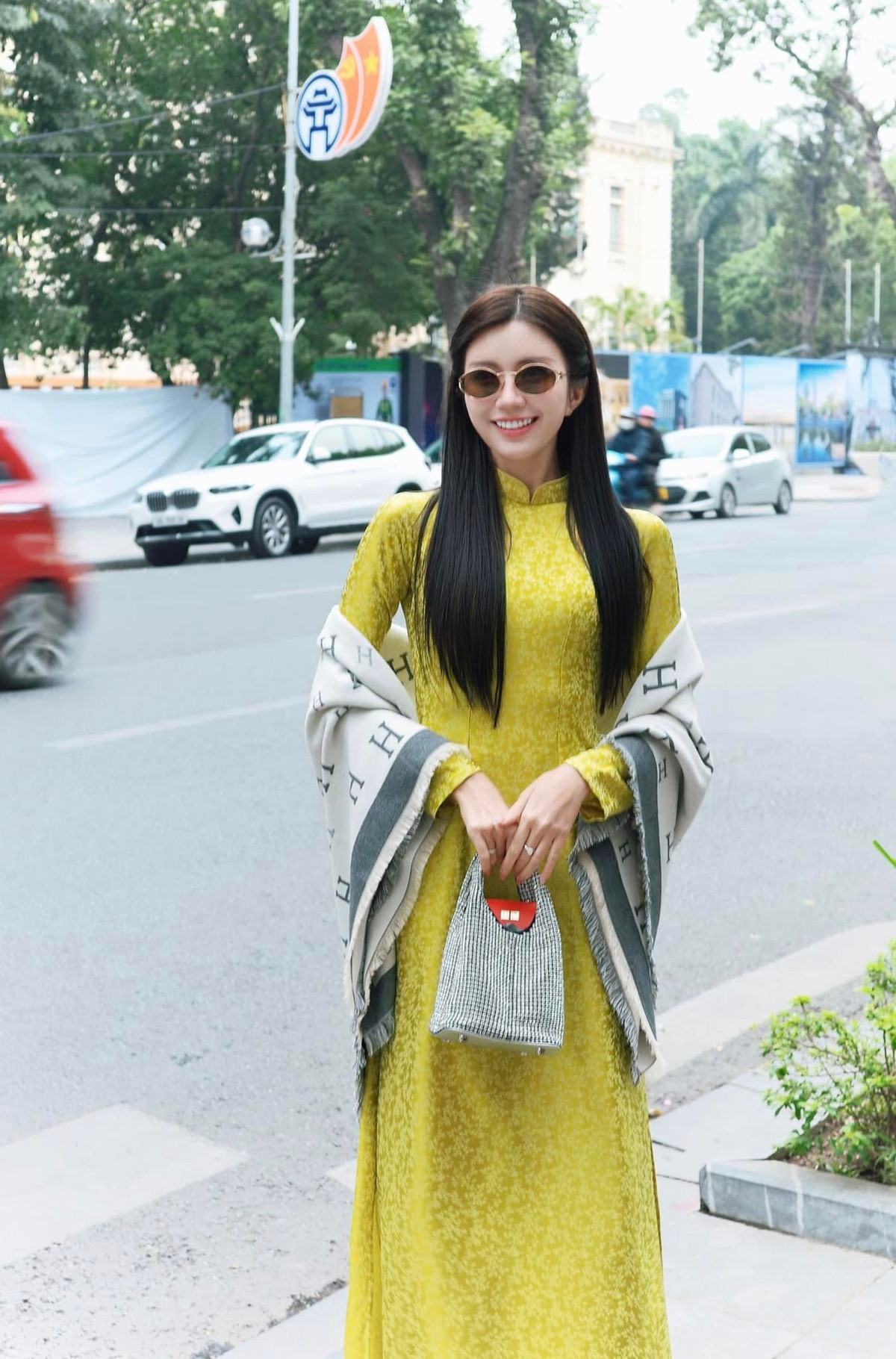 Diễn viên Ngọc Huyền diện áo dài vàng dạo phố. Ảnh: FB Nguyễn Ngọc Huyền