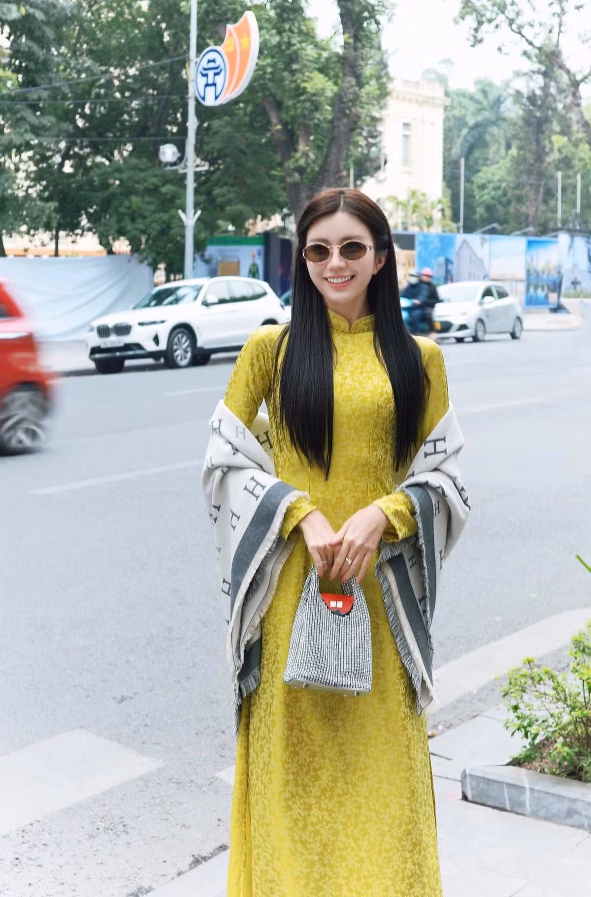 Diễn viên Ngọc Huyền diện áo dài vàng dạo phố. Ảnh: FB Nguyễn Ngọc Huyền