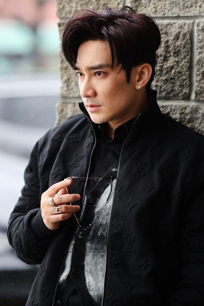 Ca sĩ Quang Hà suy tư. Ảnh: FB Quang Hà