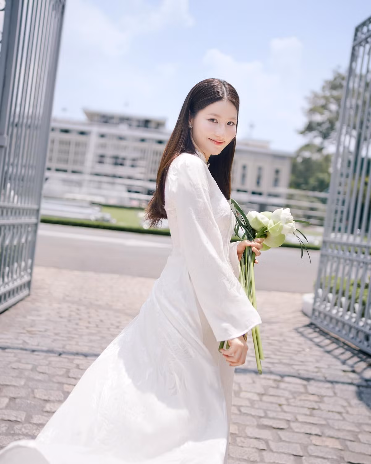  Tin tức sao Việt 28/4: Diễm My 9x mặc áo dài trắng chụp ảnh trước Dinh Độc Lập. Ảnh: FB Diem My