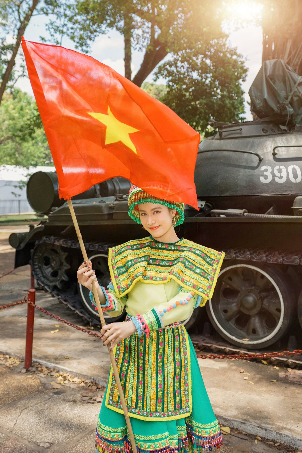 Ca sĩ Hoàng Thùy Linh mặc trang phục dân tộc và cờ Tổ quốc. Ảnh: FB Hoàng Thùy Linh