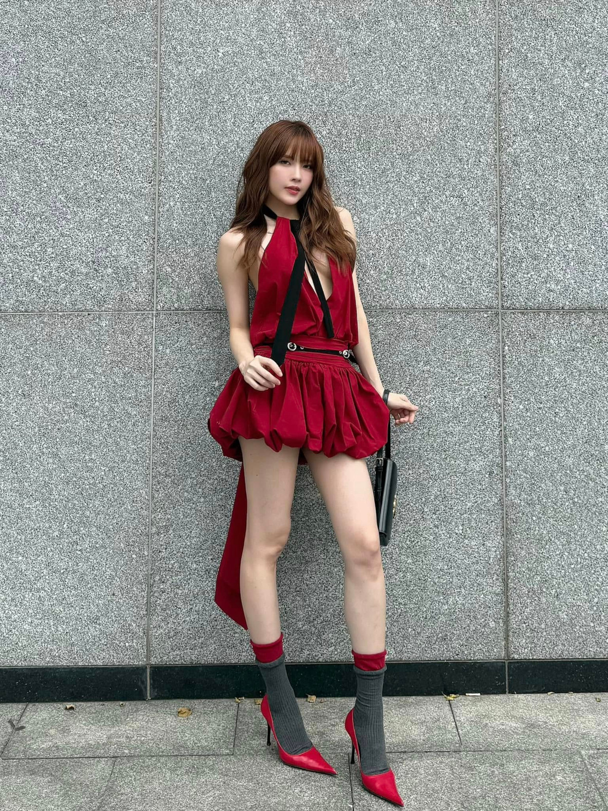 Dù diện trang phục nào, từ những chiếc váy ngắn năng động đến những bộ cánh cut-out táo bạo, đôi chân "siêu thực" này vẫn luôn là điểm nhấn hút mọi ánh nhìn. Ảnh: FB Thiều Bảo Trâm