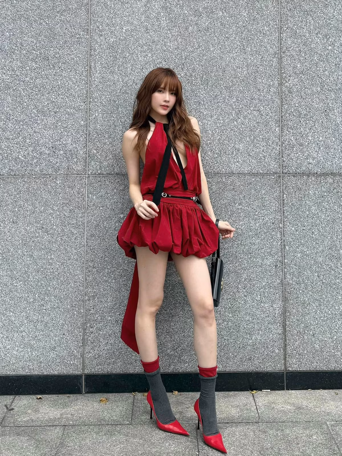 Dù diện trang phục nào, từ những chiếc váy ngắn năng động đến những bộ cánh cut-out táo bạo, đôi chân "siêu thực" này vẫn luôn là điểm nhấn hút mọi ánh nhìn. Ảnh: FB Thiều Bảo Trâm