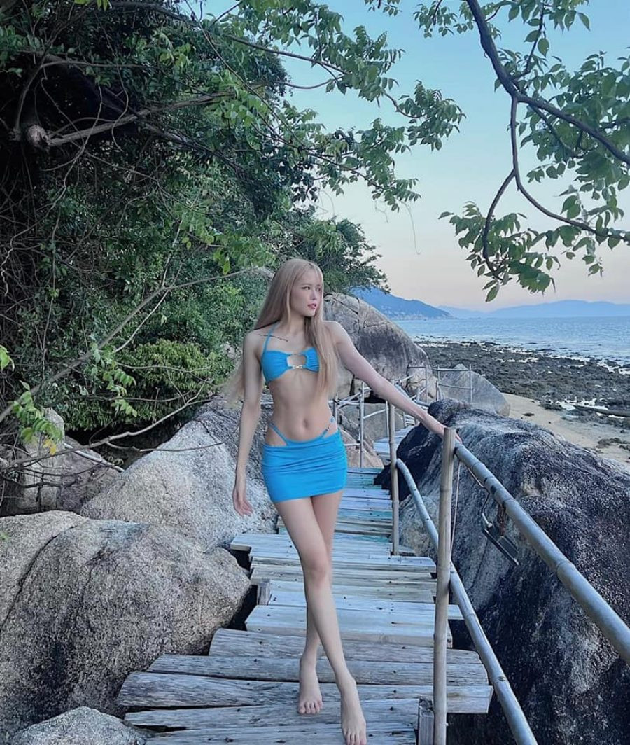 Nữ ca sĩ cũng rất biết cách khoe lợi thế của mình thông qua việc lựa chọn trang phục và tạo dáng. Ảnh: FB Thiều Bảo Trâm