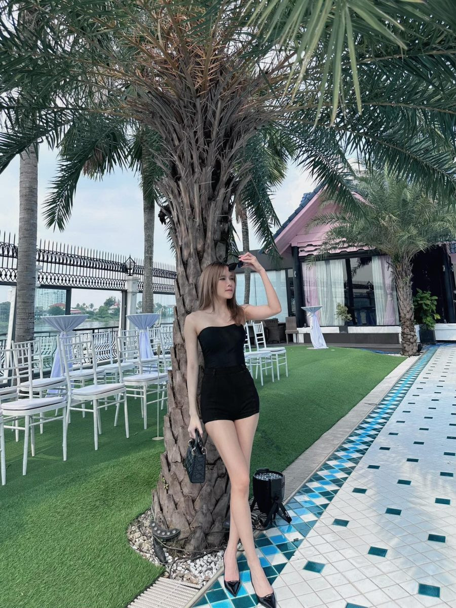 Thậm chí, nhiều người còn hài hước "xin vía" để có được đôi chân dài và đẹp như thần tượng. Ảnh: FB Thiều Bảo Trâm