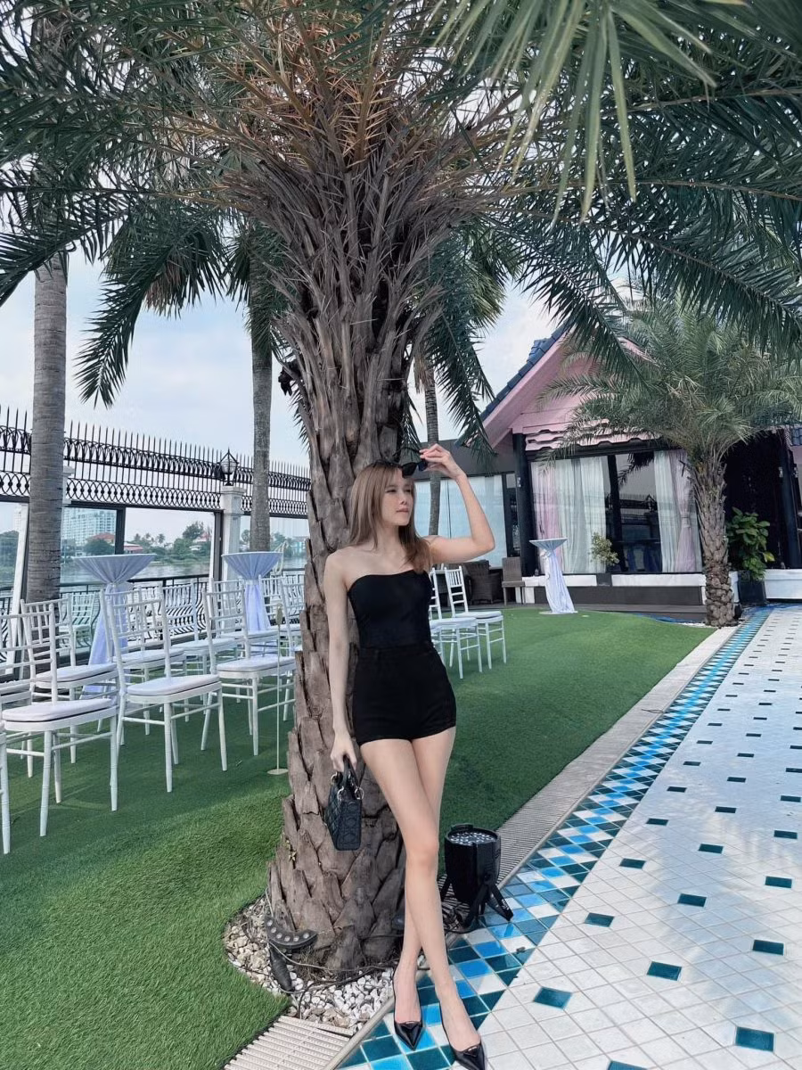 Thậm chí, nhiều người còn hài hước "xin vía" để có được đôi chân dài và đẹp như thần tượng. Ảnh: FB Thiều Bảo Trâm